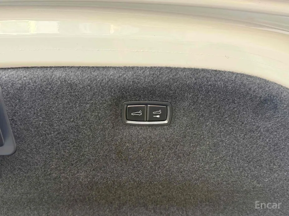 Photo 8 - Porsche Taycan