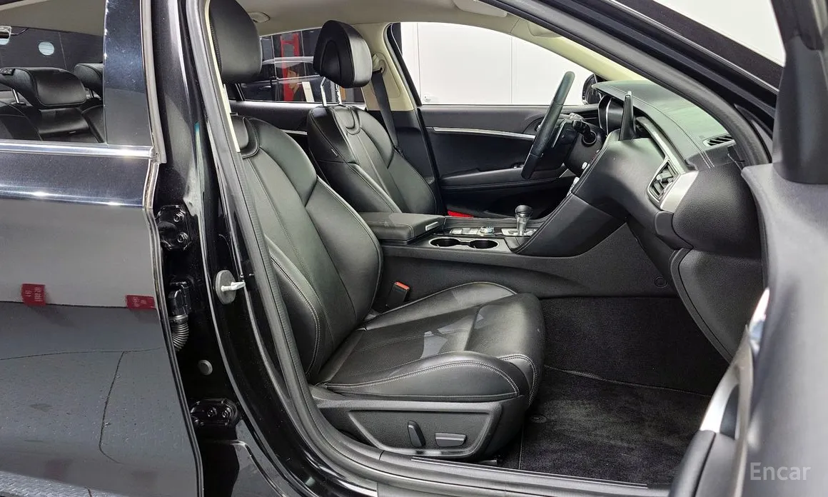 Фото 10 - Genesis G70