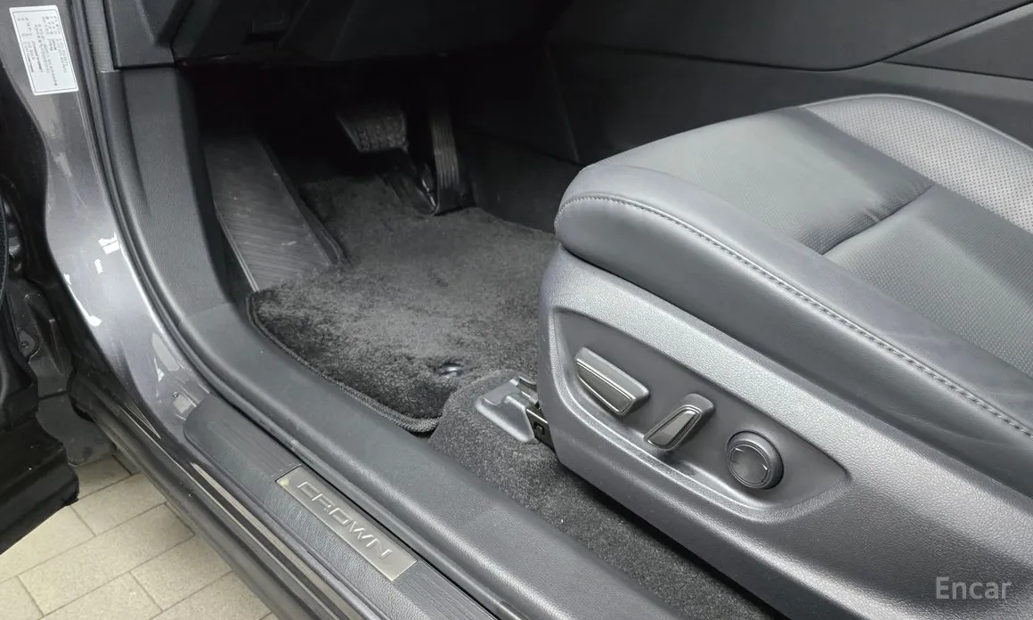 Фото 17 - Toyota Crown