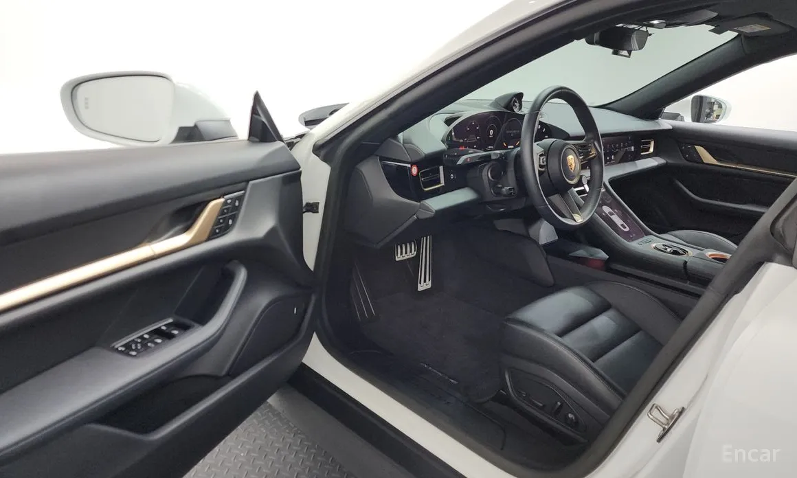 Фото 10 - Porsche Taycan