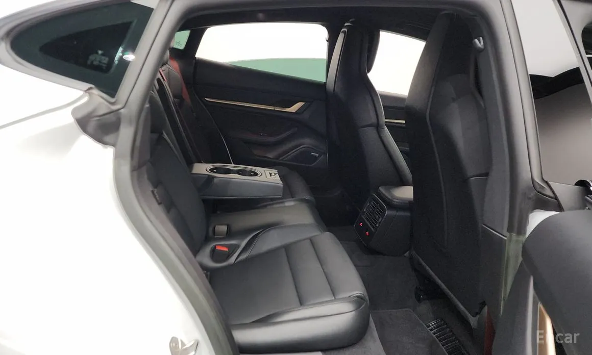 Фото 12 - Porsche Taycan