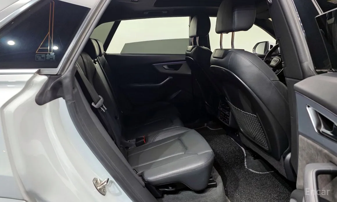 Фото 12 - Audi Q8