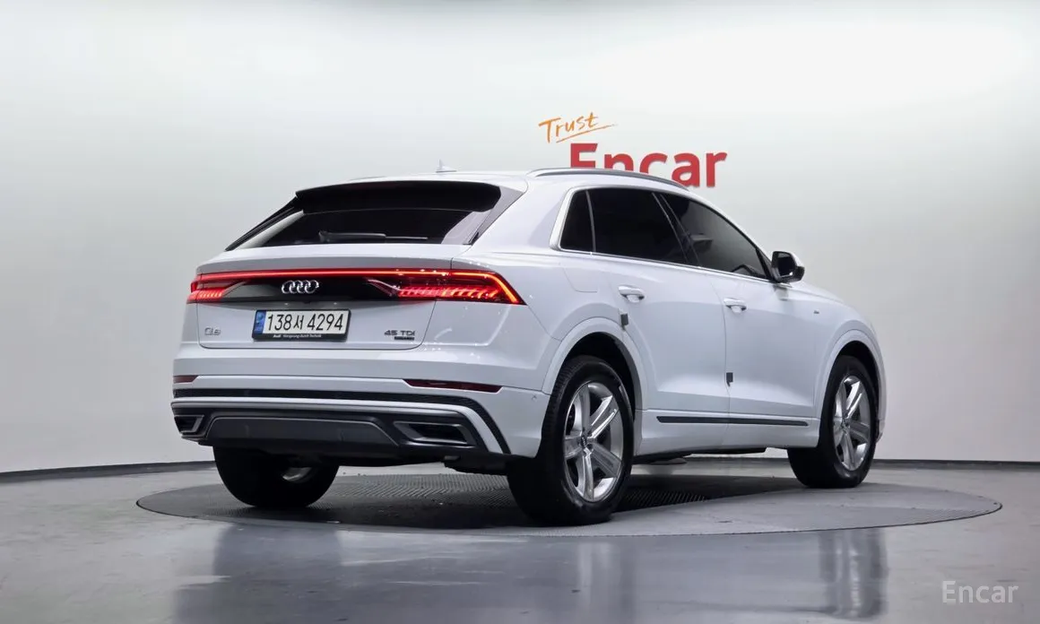 Фото 2 - Audi Q8