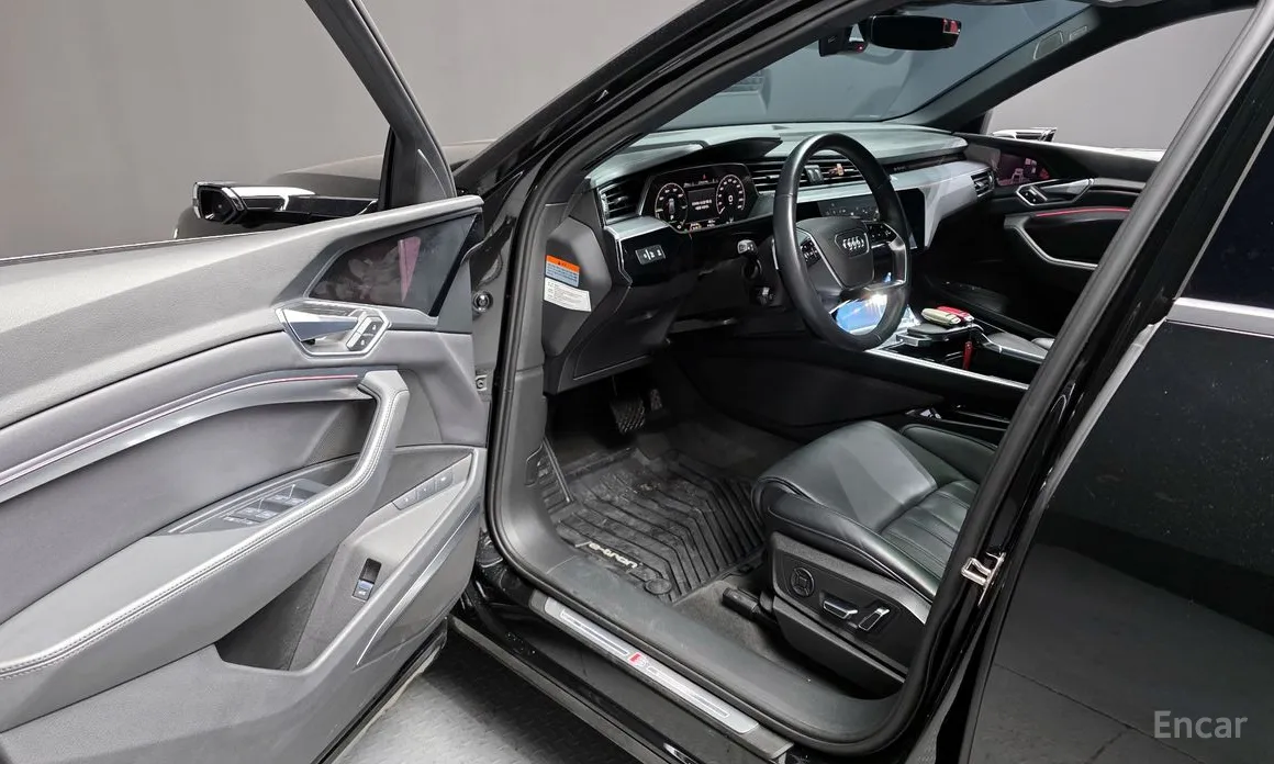 Фото 10 - Audi e-tron