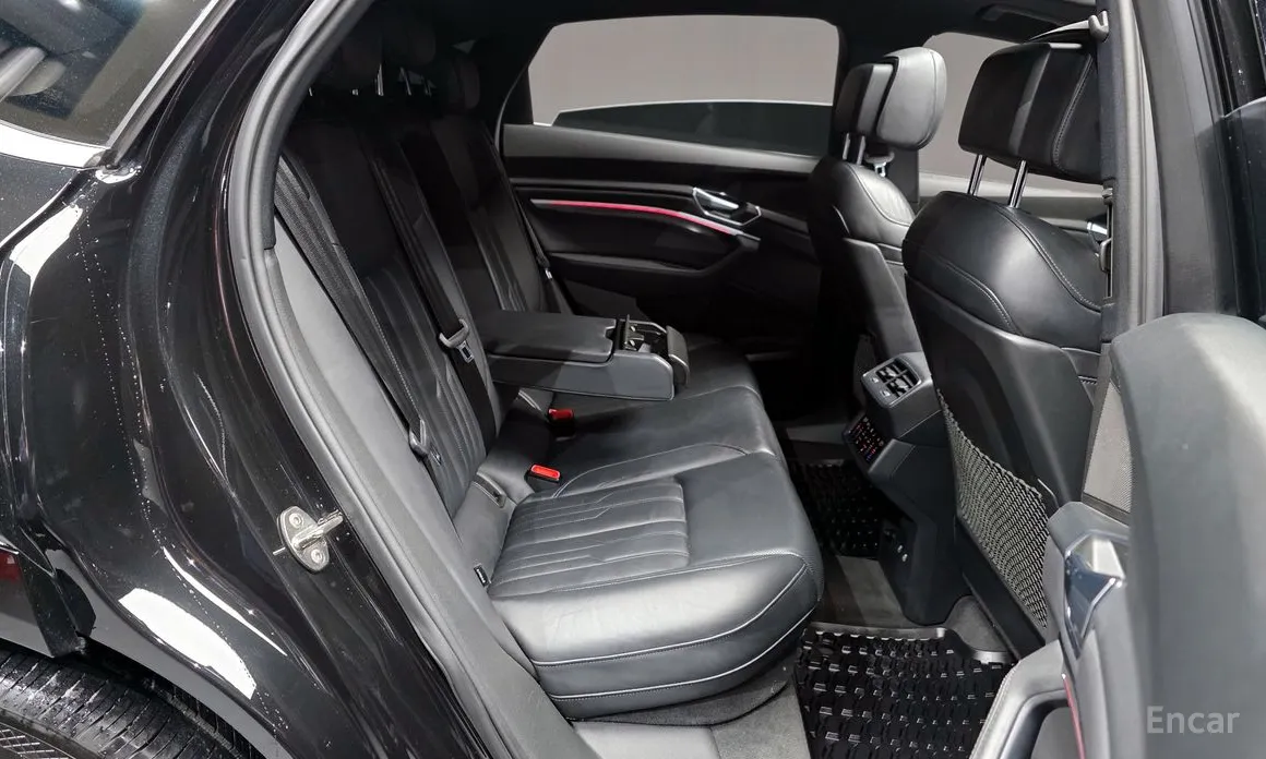 Фото 12 - Audi e-tron