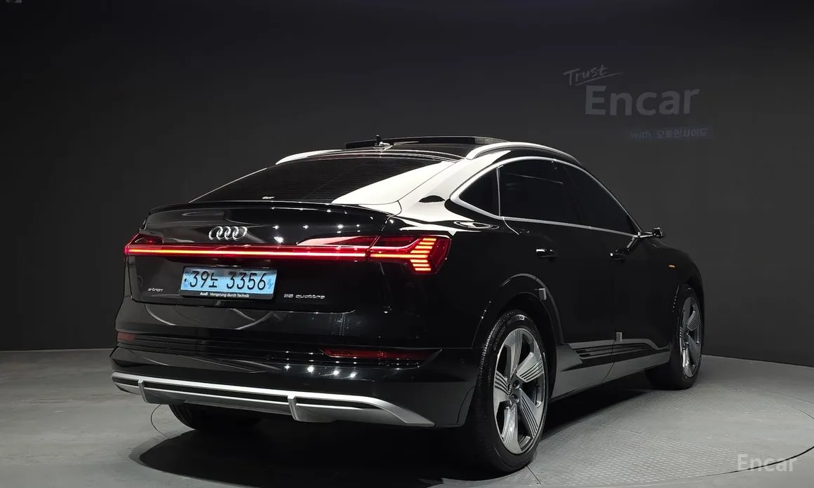 Фото 2 - Audi e-tron