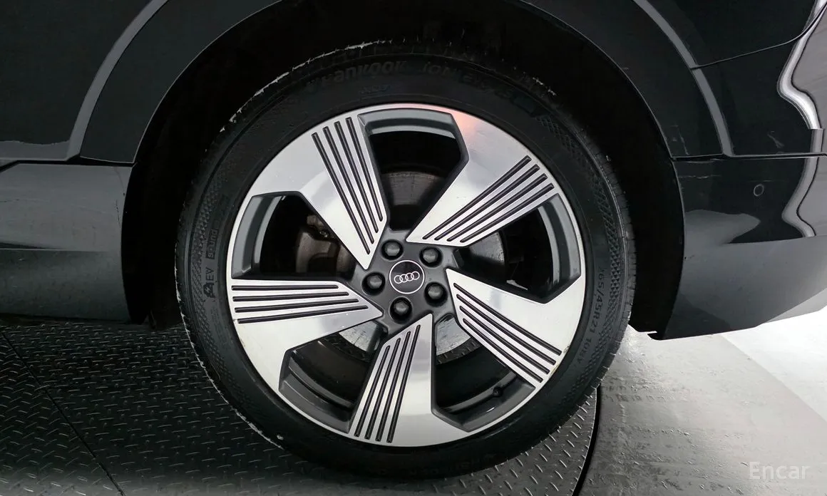 Фото 5 - Audi e-tron