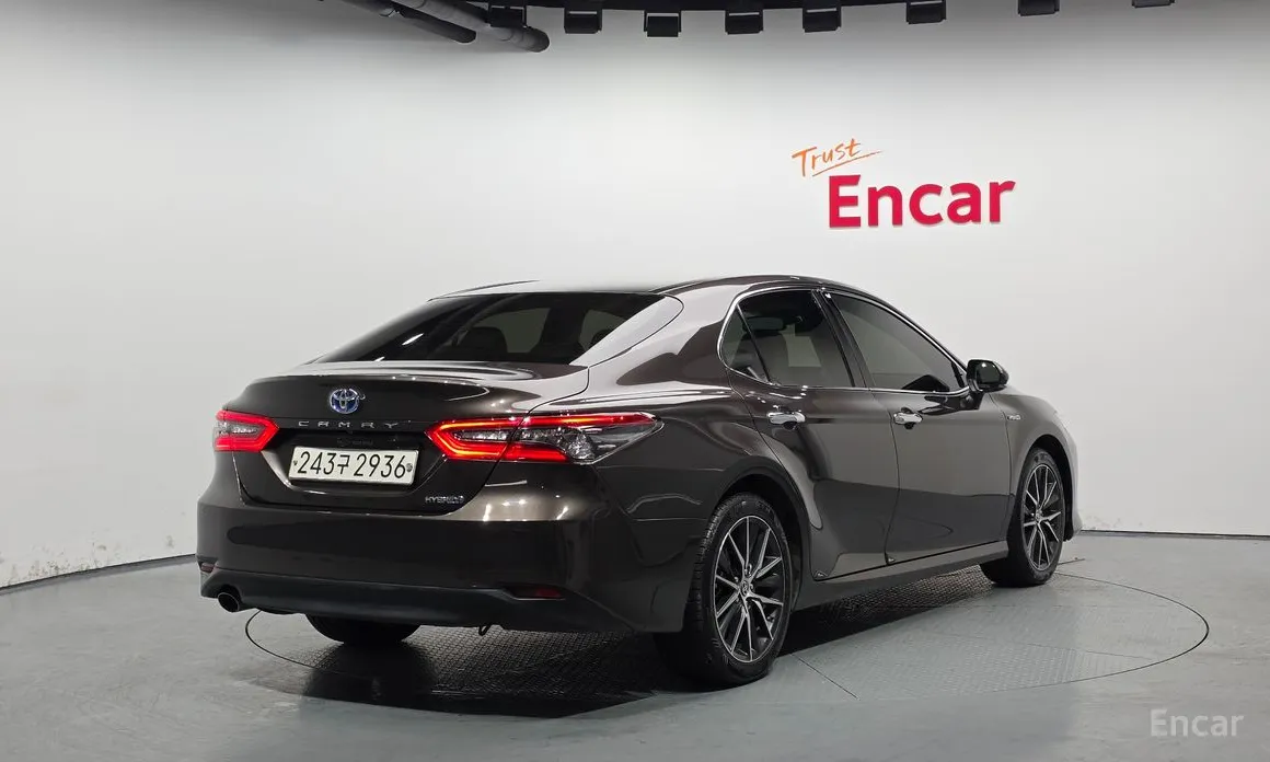 Фото 2 - Toyota Camry