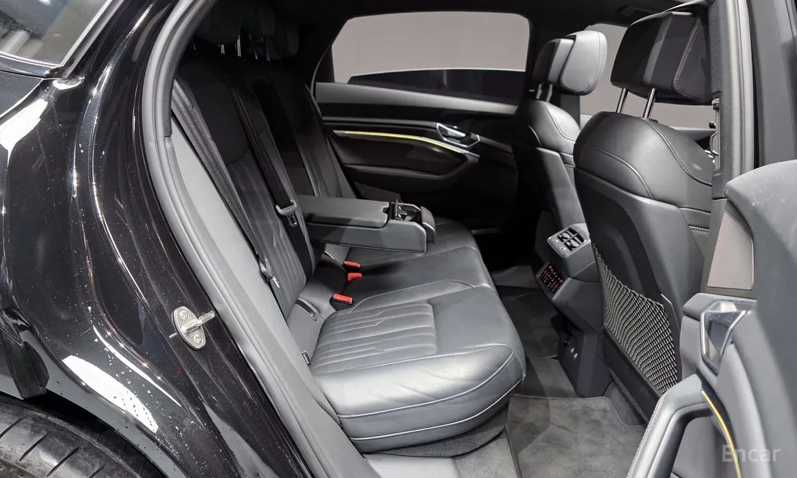 Фото 12 - Audi e-tron