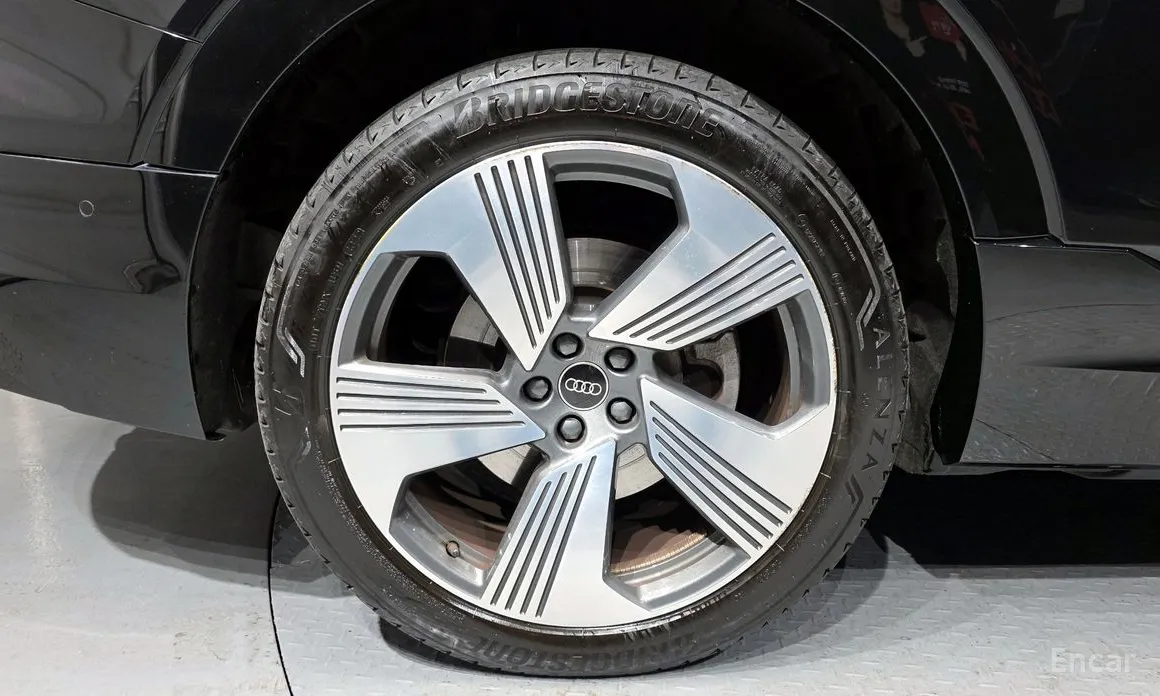 Фото 5 - Audi e-tron