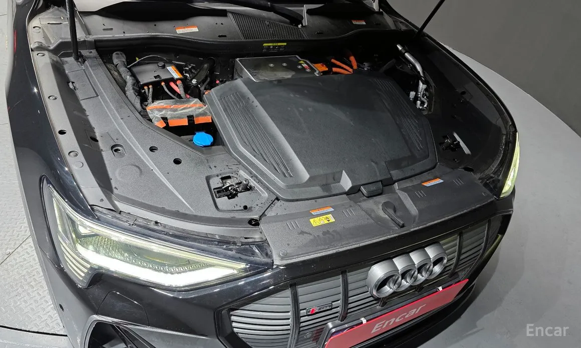 Фото 6 - Audi e-tron