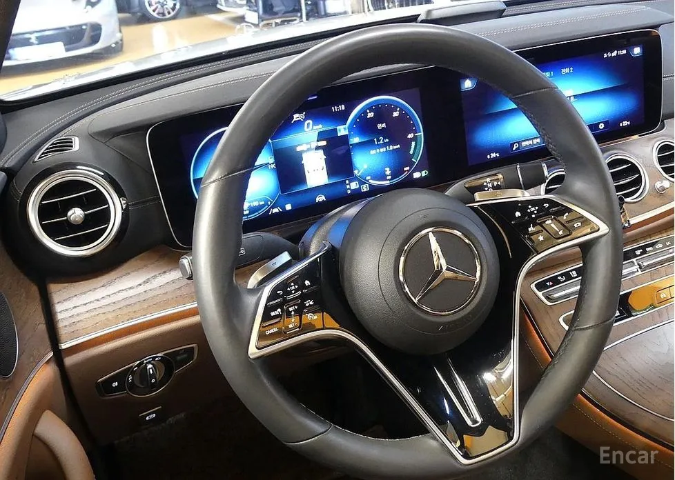 Фото 12 - Mercedes-Benz E-Class