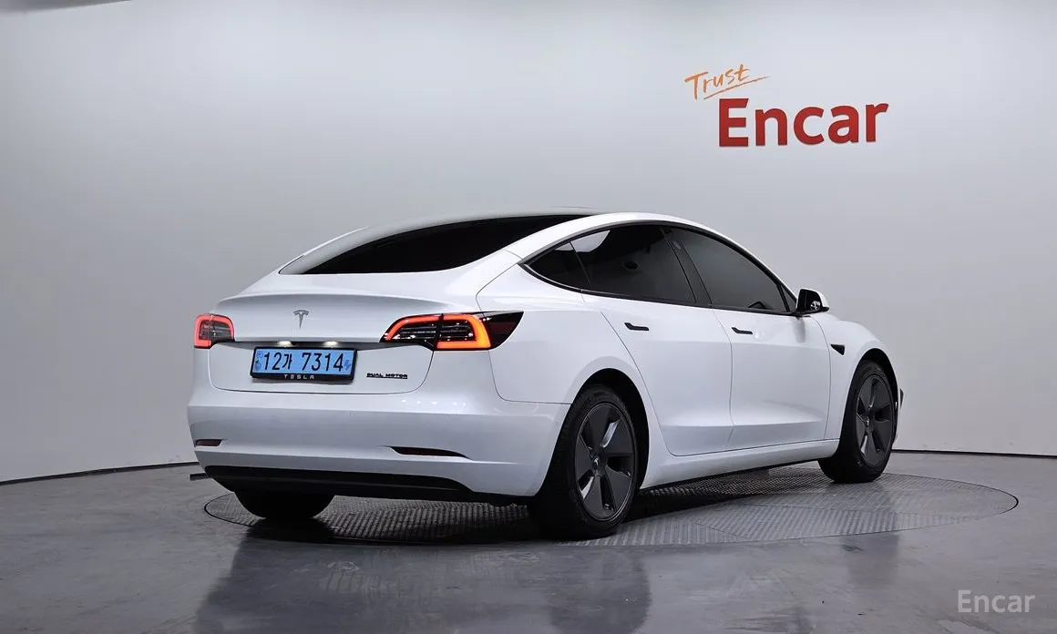 Фото 2 - Tesla Model 3