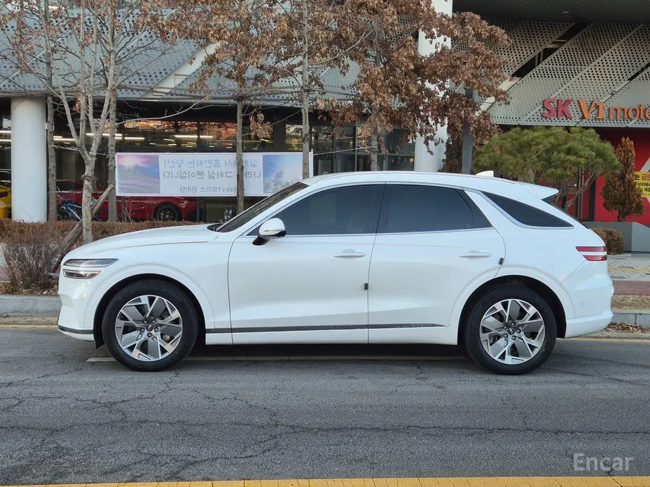 Фото 1 - Genesis GV70