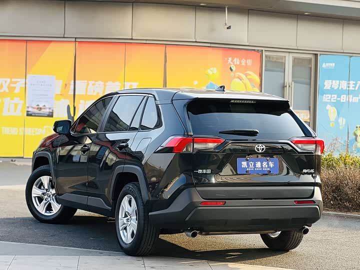 Фото 4 - Toyota RAV4