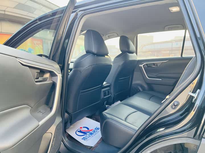 Фото 7 - Toyota RAV4