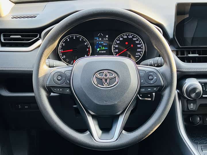 Фото 9 - Toyota RAV4