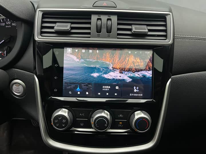 Фото 8 - Nissan Tiida