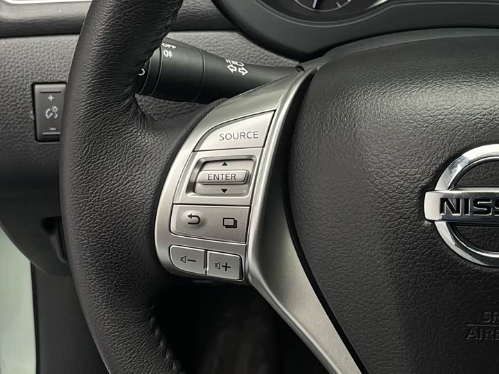 Фото 9 - Nissan Tiida