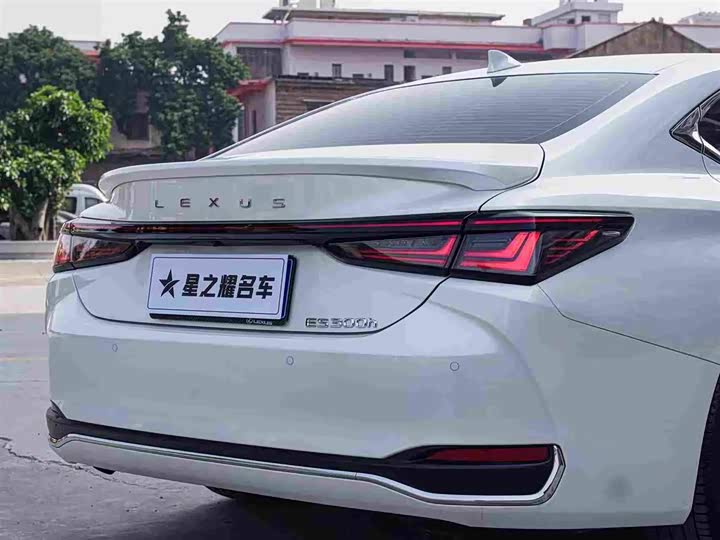 Фото 7 - Lexus ES