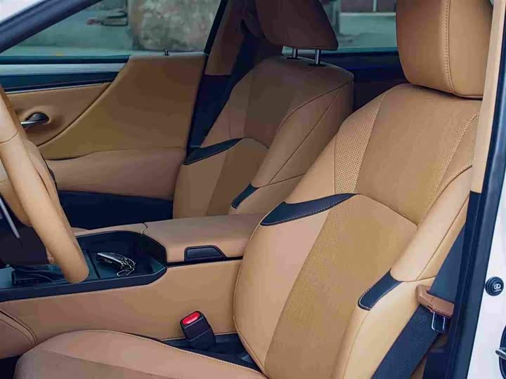 Фото 9 - Lexus ES