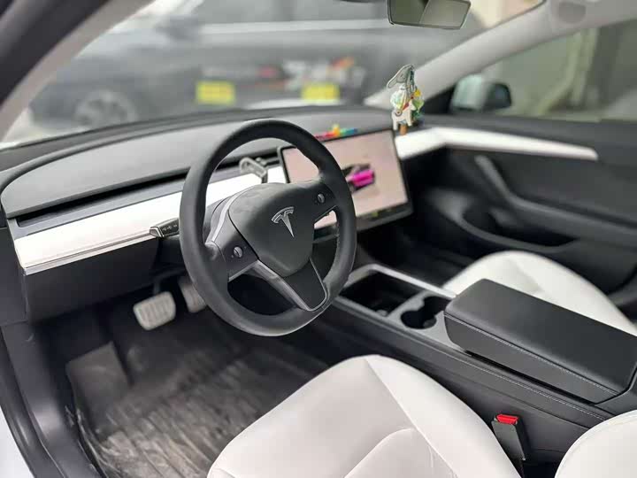 Фото 3 - Tesla Model 3