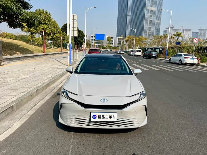 Фото 2 - Toyota Camry