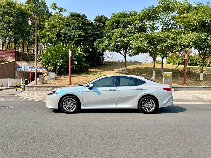 Фото 5 - Toyota Camry