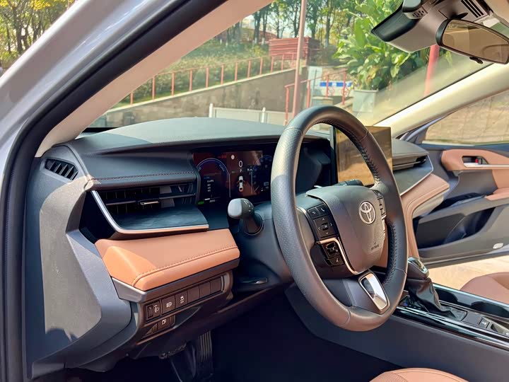 Фото 8 - Toyota Camry