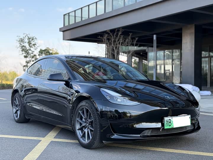 Фото 4 - Tesla Model 3