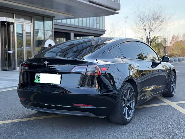 Фото 8 - Tesla Model 3