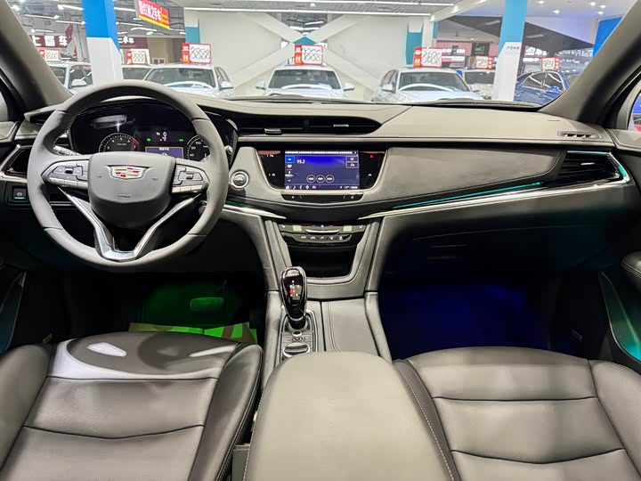 Фото 8 - Cadillac XT6