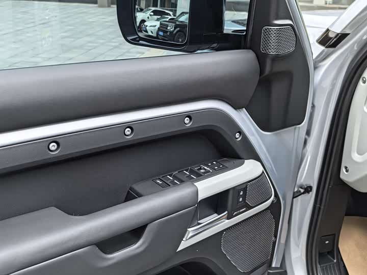 Фото 8 - Land Rover Defender