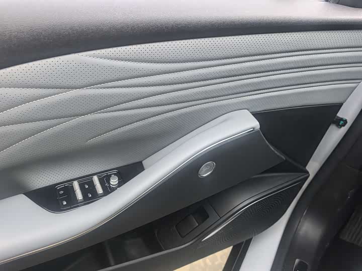 Фото 7 - Geely Galaxy E8