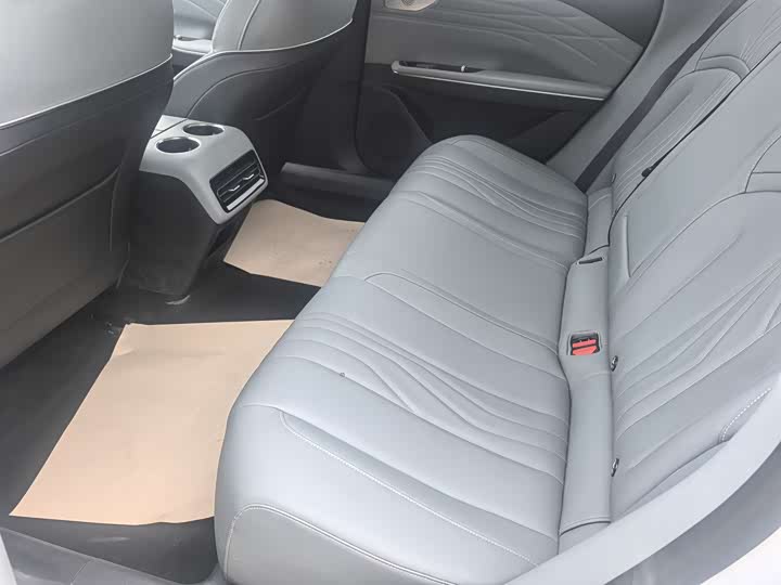 Фото 8 - Geely Galaxy E8