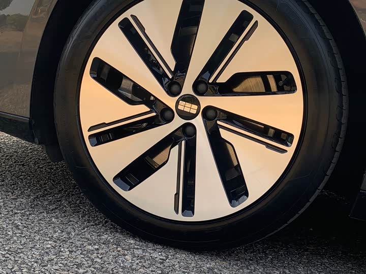 Фото 6 - Geely Galaxy E8