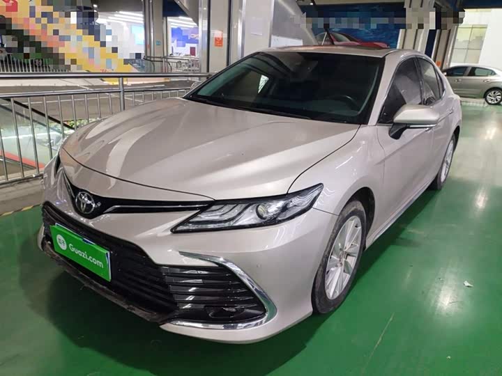 Фото 2 - Toyota Camry