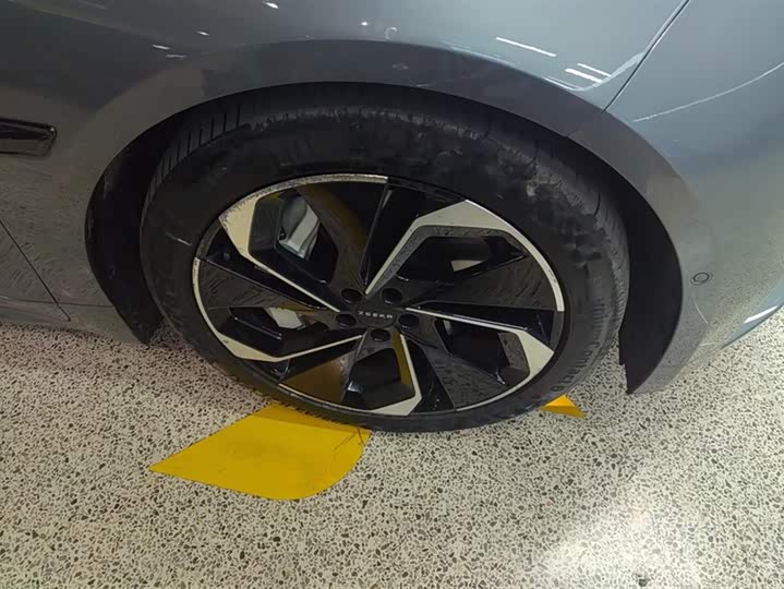 Фото 6 - Zeekr 001