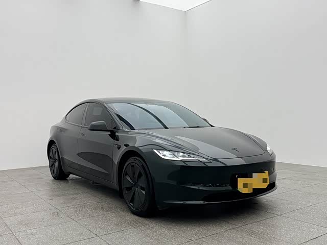 Фото 3 - Tesla Model 3