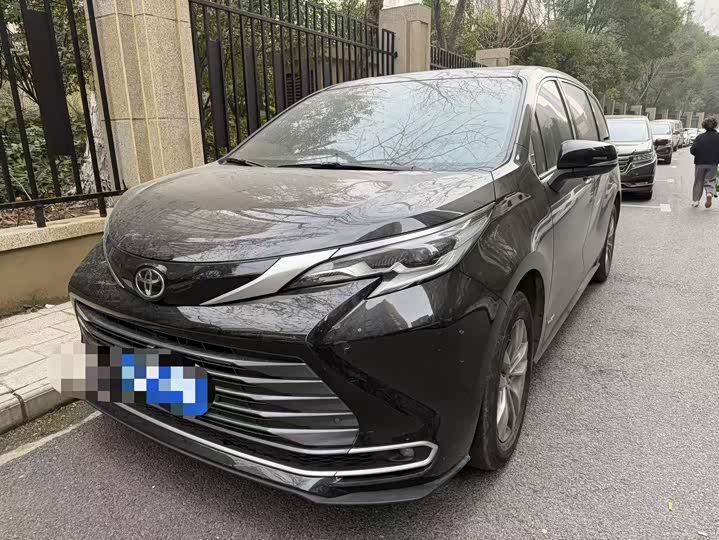 Фото 1 - Toyota Sienna