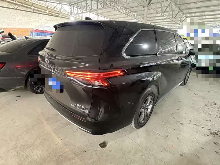 Фото 9 - Toyota Sienna
