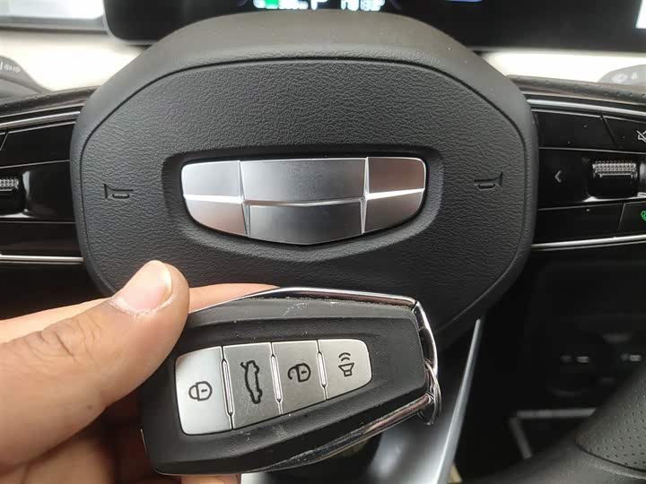 Фото 9 - Geely Geometry E Firefly