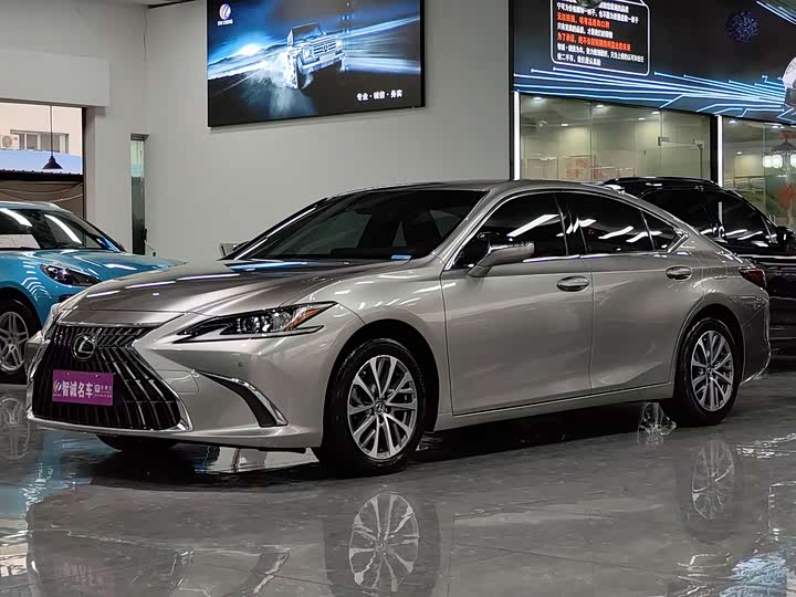 Фото 1 - Lexus ES