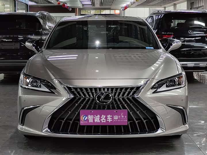 Фото 2 - Lexus ES