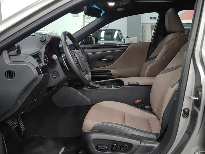 Фото 3 - Lexus ES