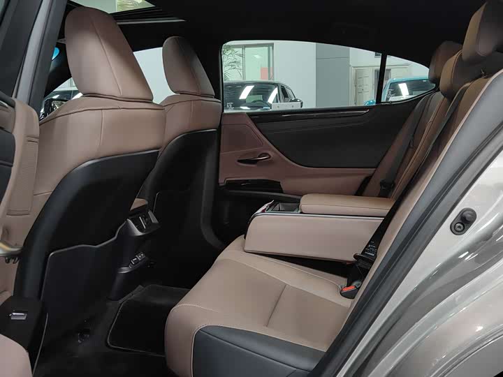 Фото 4 - Lexus ES