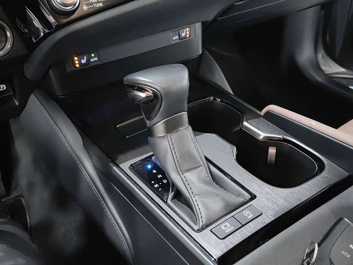 Фото 6 - Lexus ES