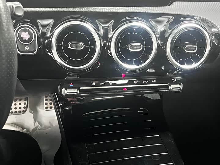 Фото 4 - Mercedes-Benz CLA-Class