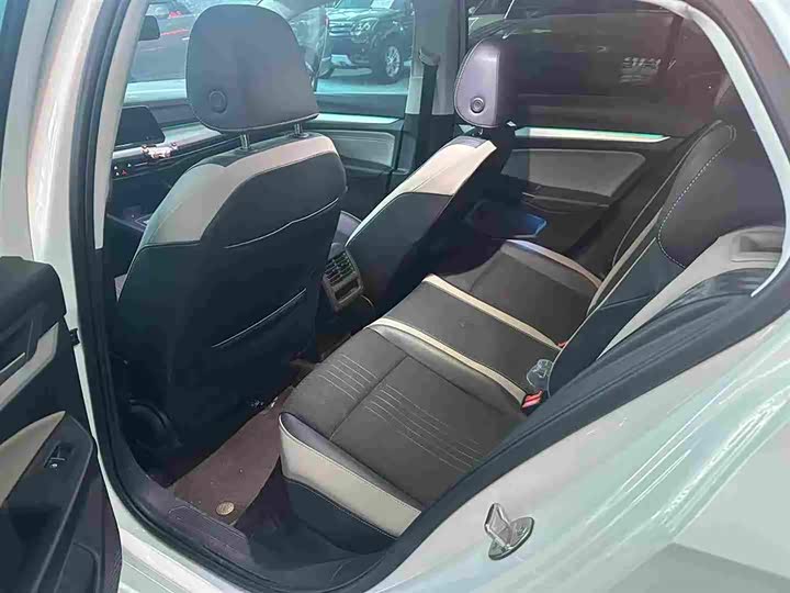 Фото 5 - Volkswagen Golf