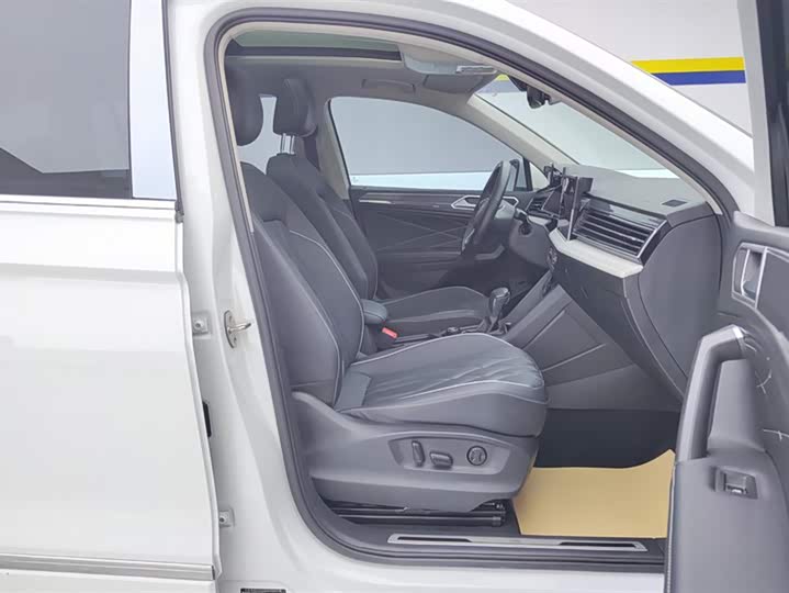 Фото 8 - Volkswagen Tiguan L Pro